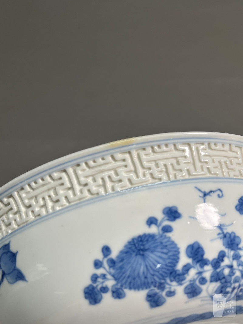 清康熙   青花浮雕回纹外折枝四季花卉内“麻姑献寿”图馒头心碗（一对） - 图23